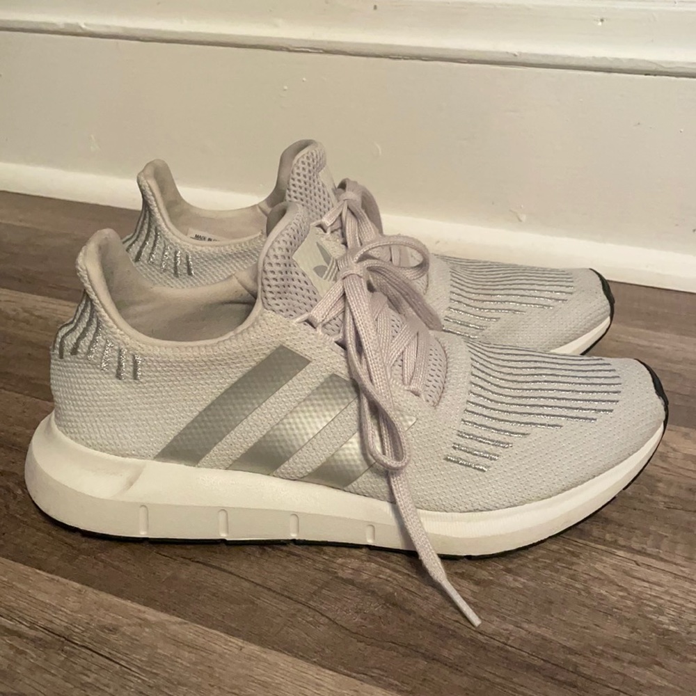 Adidas women’s sneakers tennis shoes size 8